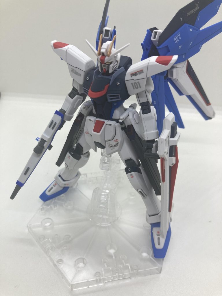 エアブラシを使用した塗装等はアンテナとビームライフルのみ、シールド等の赤い部分はガンダムマーカーでの簡単仕上げになっております。