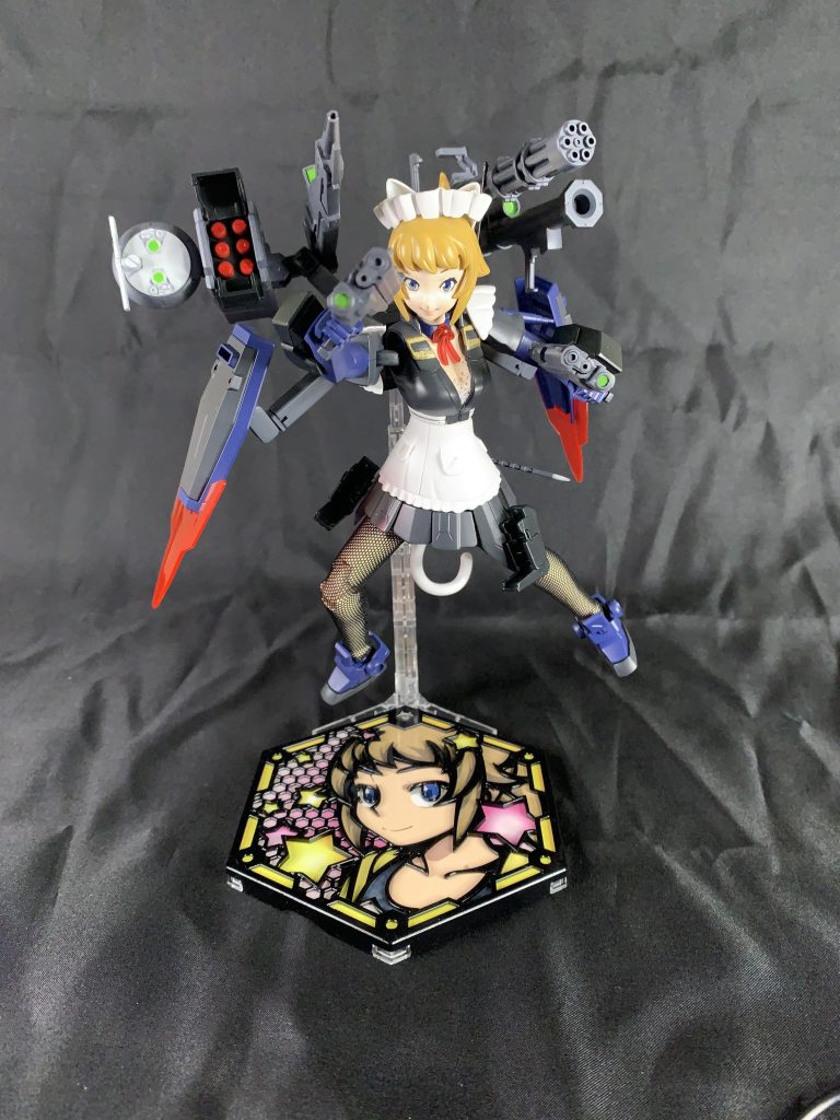 台座はもちろんキャラスタンドプレートのホシノ・フミナにしました。左耳のアンテナは長く太くし、腕部にマグネットを仕込み、ガトリングとシールドは着脱可能にし、さらに脚部は1/12ドールの黒網タイツを履かせております。ネコミミ×カチューシャ×尻尾×網タイツ×武装メイドという私のフェチを全て突っ込んだ作品となっております笑