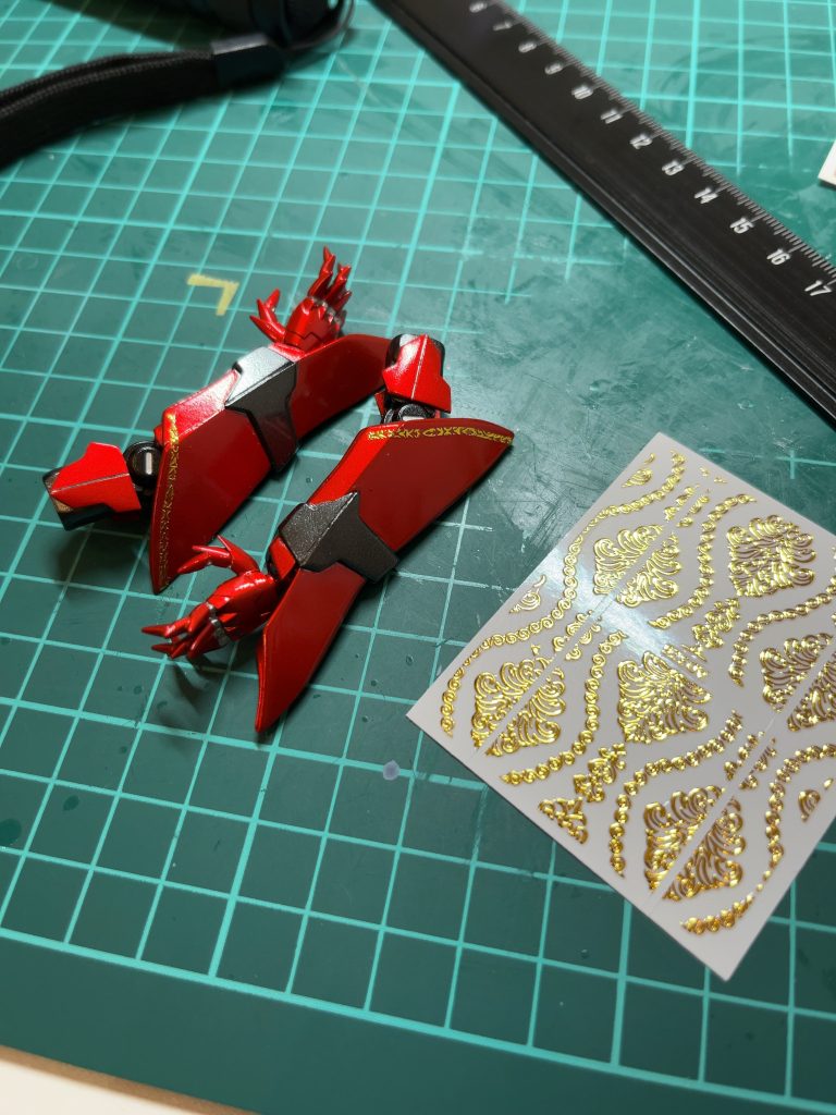 イドモードで浮かび上がる金の紋様は絶対やりたいと思っていました!ネイルシールを短冊状に切ってで紋様を作っています。