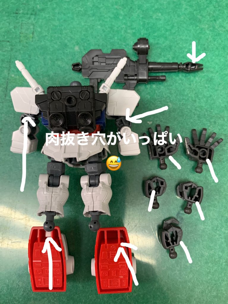 シャアザク、ガンダム共に SDは肉抜き穴が多くて、埋めるのに一苦労。