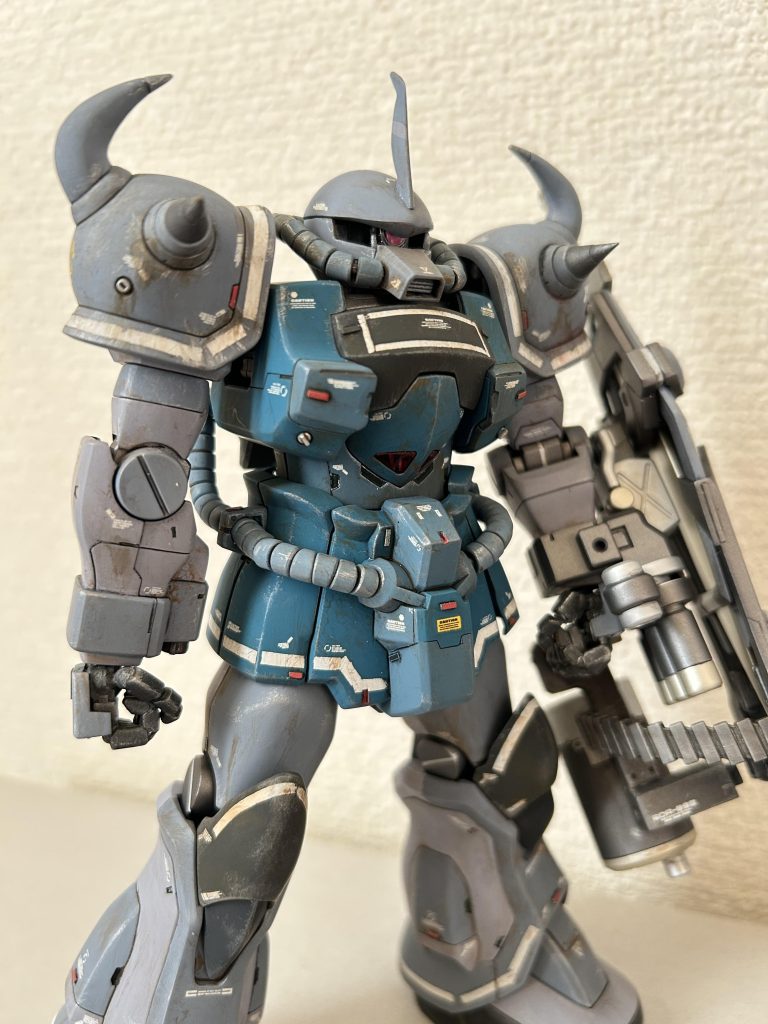 画像ですと光によっても色味が全然変わってしまうのが難しいです。自然光だとこんな感じ。ラインマーキングは塗装でやってます。最初に白サフ吹いてからマスキングテープを細く切って残したい所に貼り付けて、上から本塗装してます。今回ディテールアップにハンドパーツを可動式のマニュピレーターに(バンダイ公式の)変更。スパイクもビルダーズパーツの物に変更したりもしています。モノアイもビルダーズパーツに変えて小さくしてあります。