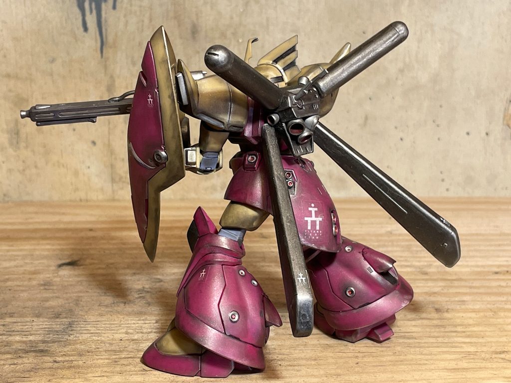 さすがに古いキットだけに可動は厳しいです。しかし、シールドや各所スラスターの造形は素晴らしく、最近のものより良く出来ていますね。もちろん老眼に鞭打って塗り分けしなければなりませんか…このころから武器、バックパックなどにつや消しブラック&赤鉄色を使うようになりました。赤鉄色はメカの感じが簡単に出せるので、「困ったら赤鉄色」みたいな使い方になってます。デカールはA.O.Zの物が余っていたので使いました。ティターンズ仕様になってます。シーマ様ごめんなさい。