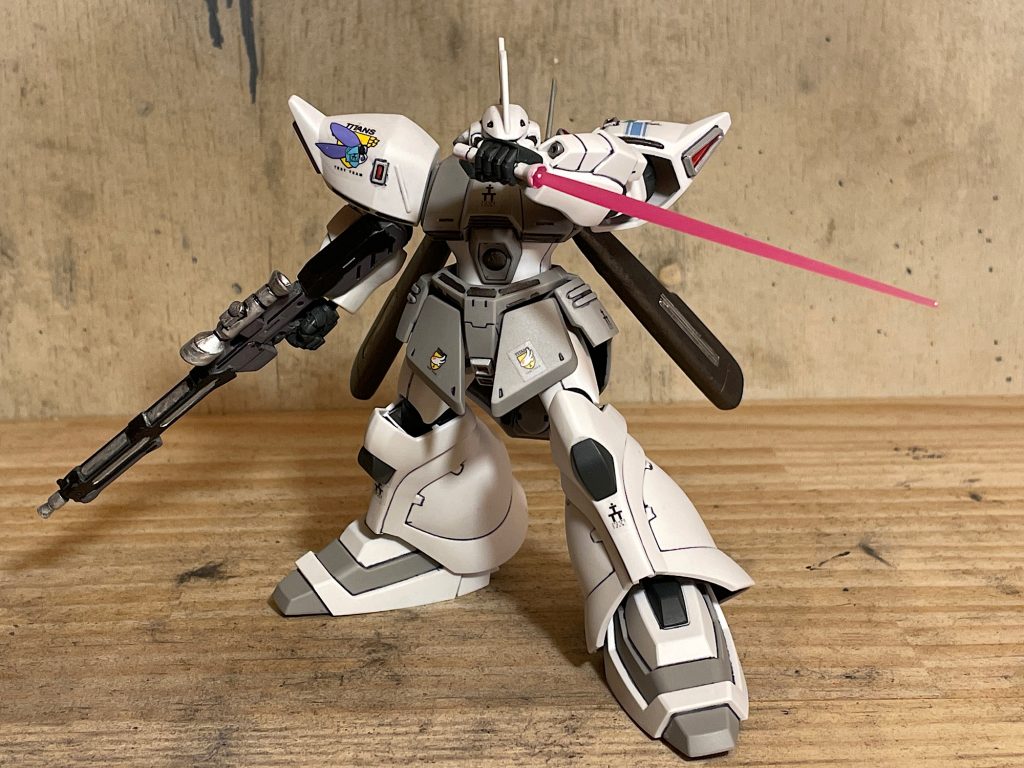 素組み。ビームサーベル逆手持ち。