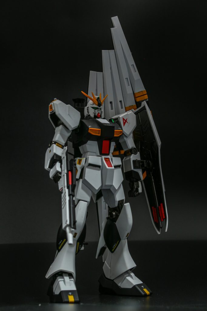 胸や脹脛の部分は一度は使ってみたかったフィニッシャーズ様のブルーブラックです。つや消しにする前に光沢クリア吹いたんですけどブルーブラックがめっちゃキレイでした。白はクレオス様のクールホワイト、黄は同じくクレオス様の黄橙色。関節部はガイア様のガンメタルを使っています。肩や腰のアーマー裏はつや消し黒で塗ってます。