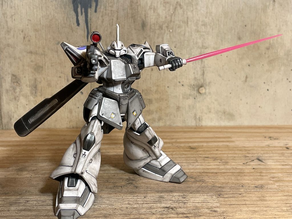 スタイリッシュでありなから可動範囲はいまいちです。デカールはA.O.Zの物を使っています。汚しはウェザリングマスターのスス、シルバー、オイルのみ使用。白を汚すのは加減が難しいのですが、このころは慎重さが多少はありましたね。最近のRG hi  νガンダムときたら豪快に汚してまして…これは、後日公開。