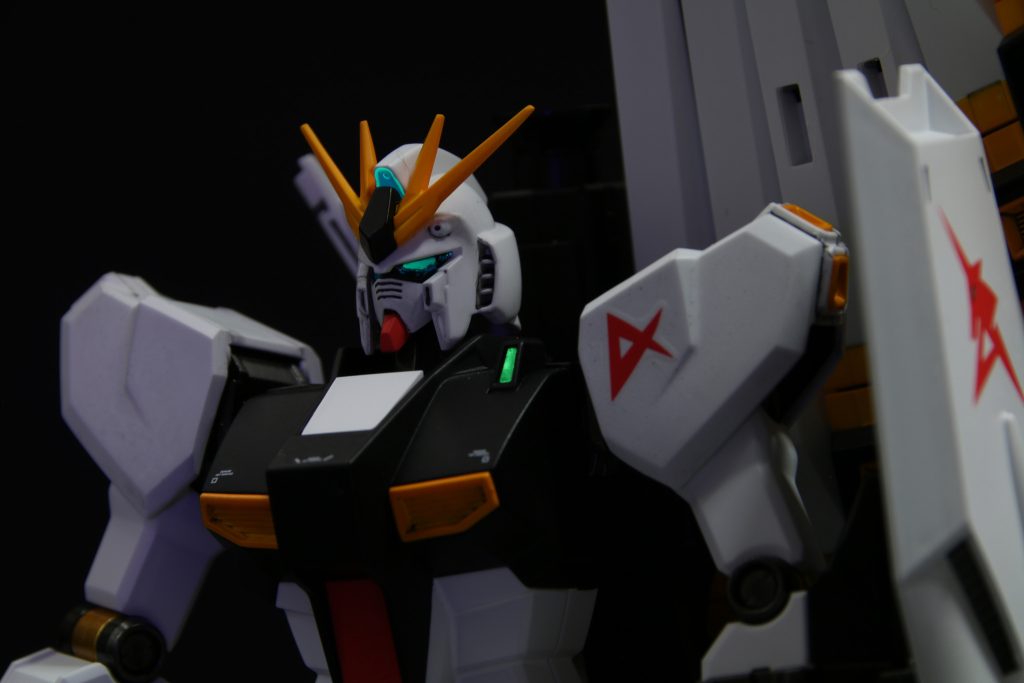 センサー類は定番の蛍光グリーン。アニメ準拠と思いつつもちょっとだけデカール貼りました。