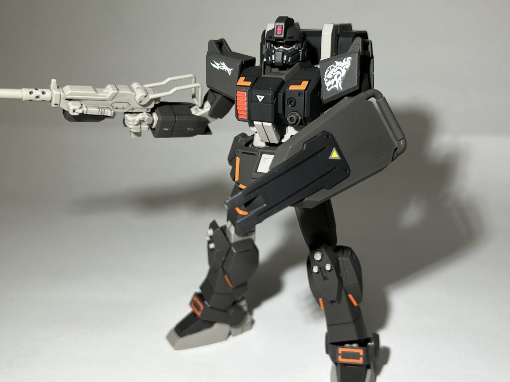 いつもみたくほぼ素組。塗装したのは頭部前面とバーニア、胸のダクト？はパッケージを参考にメタルレッドで。他はマーカーで墨入れしてデカールのみ。最後にツヤ消し吹いて完成です。