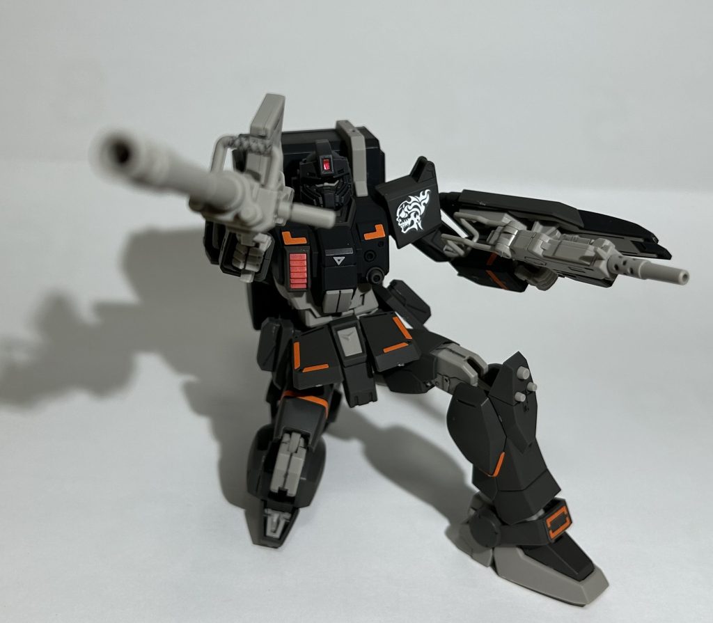 頭部だけ改造したのは、いつも通りパーツを無くしたからです。ジムストライカーのフェイスパーツでマスク被ってる感じにしました。色ももっと黒くするつもりでしたが、余り差が無い感じになってしまいました。