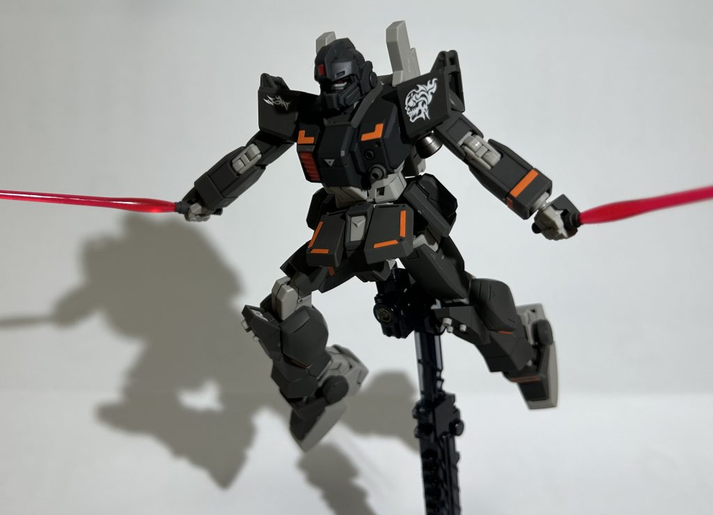 そう言えばビームサーベルも塗ったんでした。クリアレッドにしてみたんですが、余り赤さは出ないもんですね。しかしポージングが固いな…