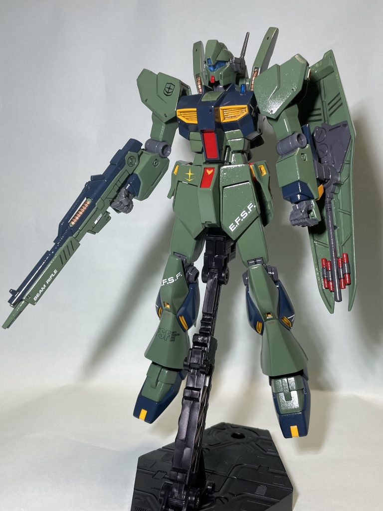 正面EGνガンダムにhgucジェガンの頭部とバックパックを付けてみました。ミントグリーンに塗りたかったけど、色が作れませんでした…。