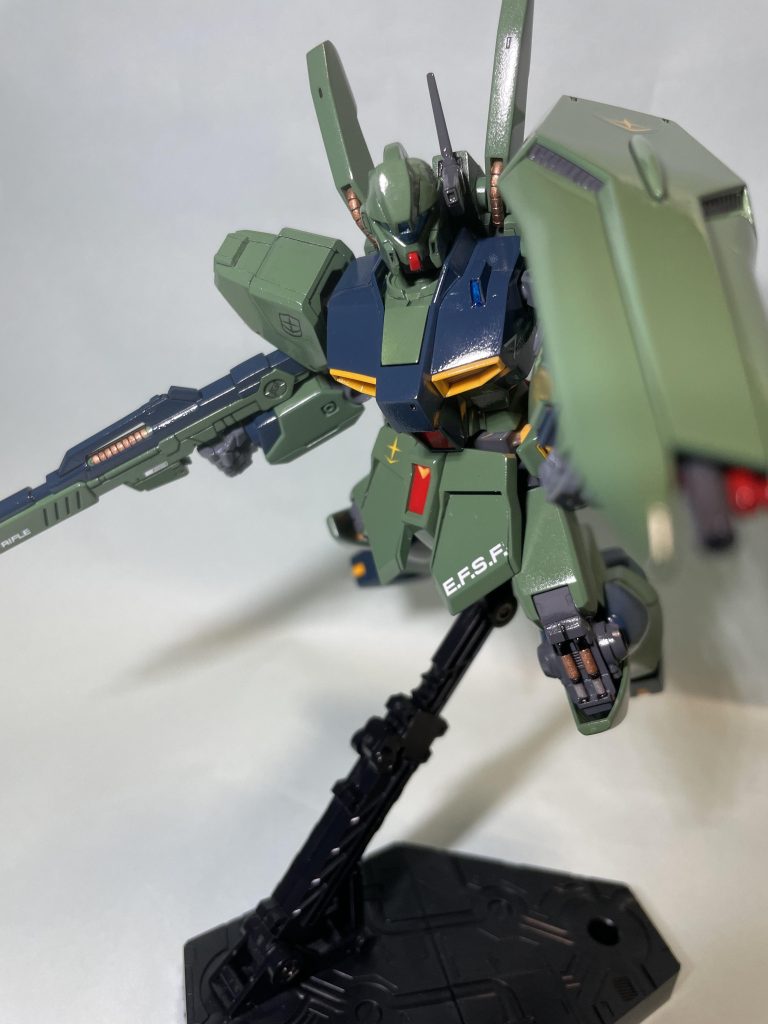 ジェガンというよりネモに近い配色…。一般兵でも扱える量産型νガンダムを自分なりに考えた結果、ガンダムに対するジムのような設計思想になるのではと思い作ってみました。