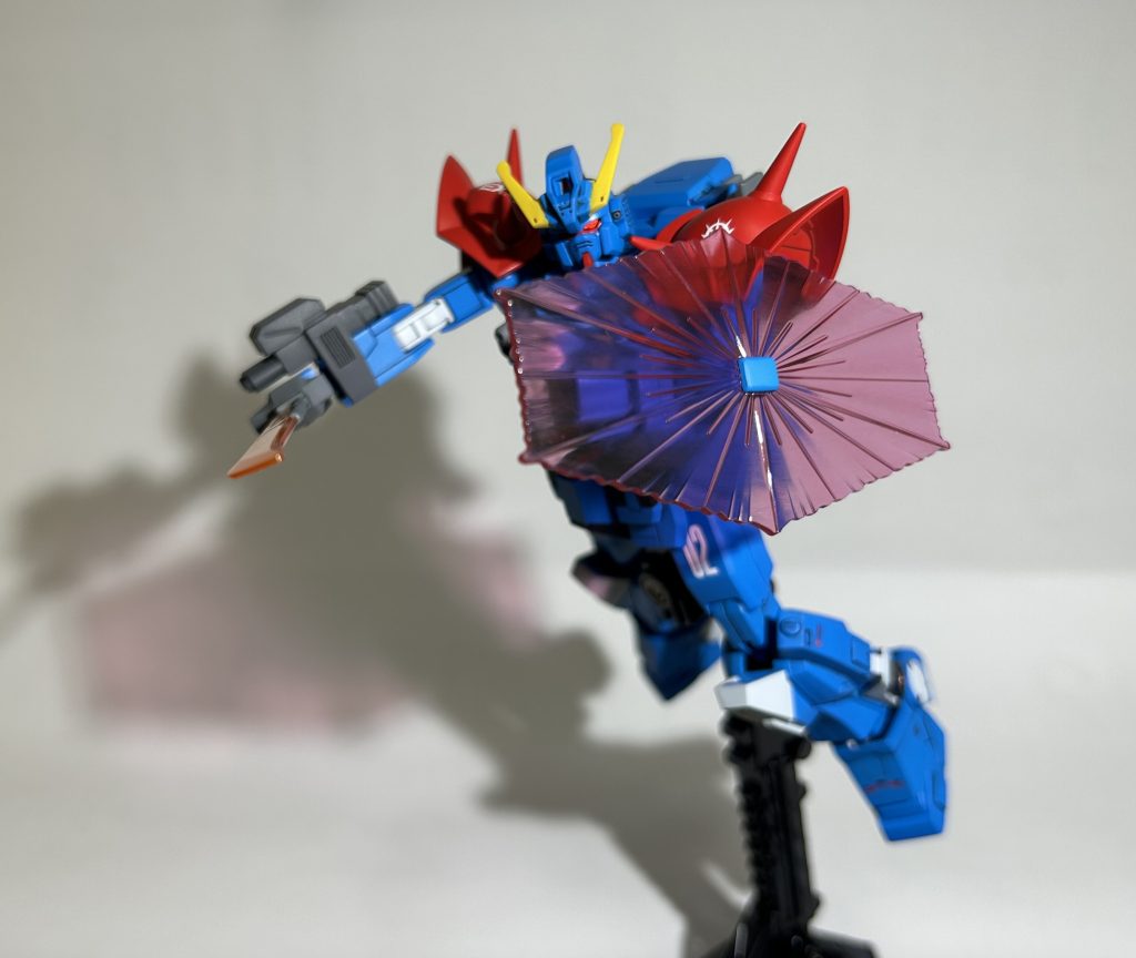 盾はビームシールドにして軽量化と近接戦闘の邪魔にならないってのをイメージしました。Vガンから移植したのはビームサーベルの色に合わせたから。