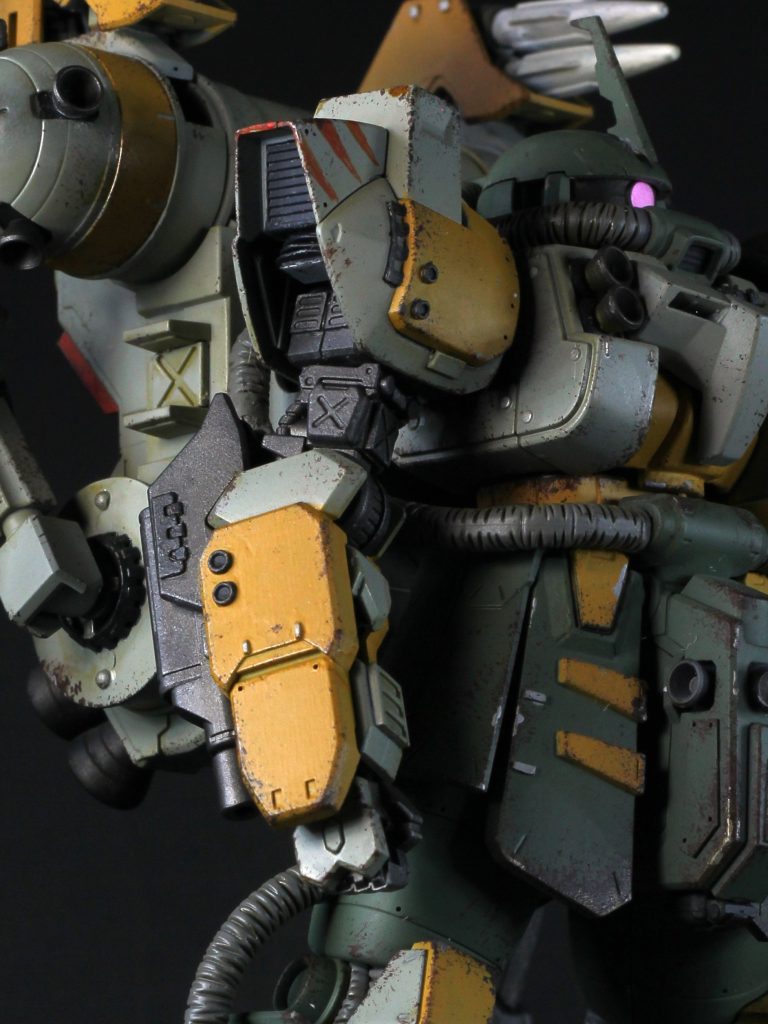 右腕は戦闘で失ったので別パーツで補修、強化した設定。バルバトス第六形態とガルバルディβをベースに、ガンダムアーティファクトやMSG、プラ板でディテールアップ。こういうディテールアップは作品全体にやってます。