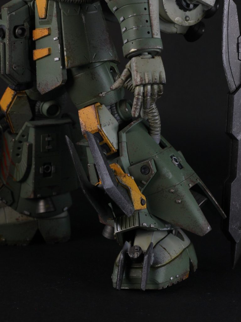 マーズフォーガンダムの肩などを足に付けて、キックが強そうな感じにしてみました。爪の真ん中にある円柱形のパーツは戦艦プラモから。