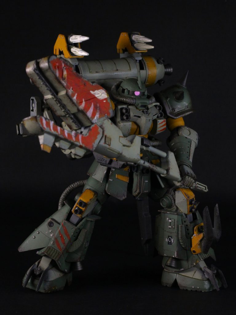 本作の製作コンセプトは、・自分だけのオリジナルザクを作る・いつものように見た目→設定ではなく、設定(戦い方)を先に決める(重くてパワフルな近接主体)・渋くてごてごて・ノーズアート描きたい(ついでにファレホの練習)以上です。ありがとうございました。あと、本作はGBNで悪役ロールプレイをするためのサブ機体という設定なので悪役コンに出させて頂こうと思います。
