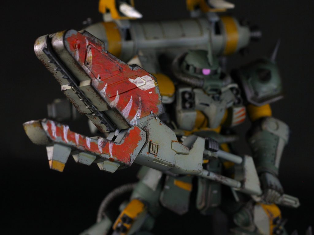 目玉武装のレンチメイスプラ板とMSGを貼りました。また、恐竜の顔の絵を、戦闘機のノーズアートっぽく描いてみました。