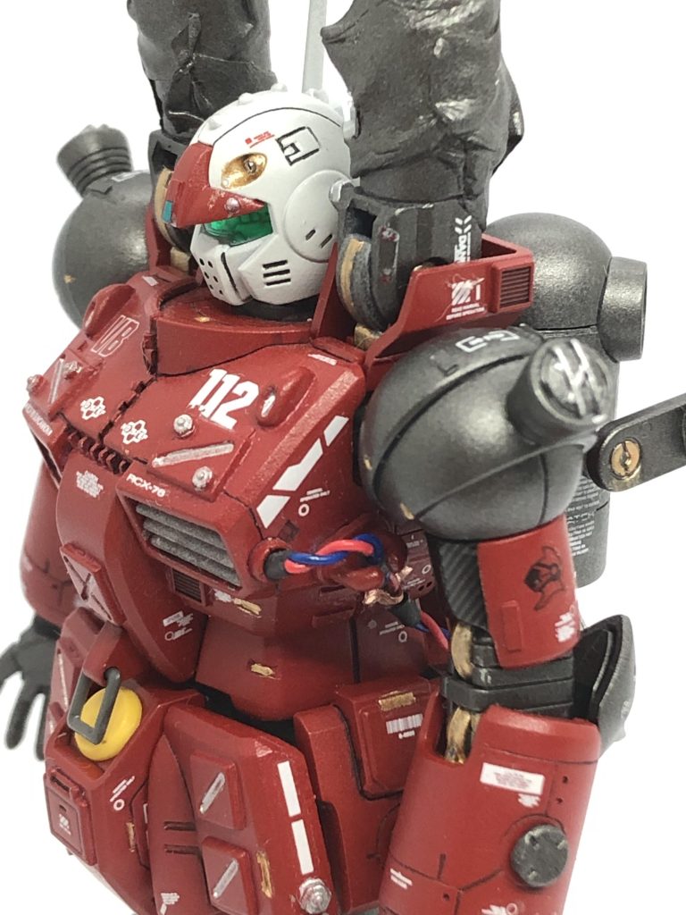 胸部アップです。胸部のダクト横から伸びる配線は銅板で胴体に取り付けてあるのが拘りポイント。細かいディテールですが、リアリティが増えたのではないでしょうか。