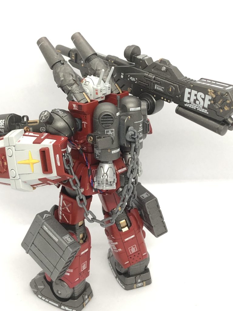 後ろから。背中側にはチェーンカーテンを取り付け、背後からの歩兵による強襲対策をしています。チェーンカーテン用のフックは胴体左右に2つずつ、バックパックに1つ、腰に1つ取り付けています。これらは他のハードポイントとも共通規格のため、腕、腰左右、脚に取り付けることも出来ます。