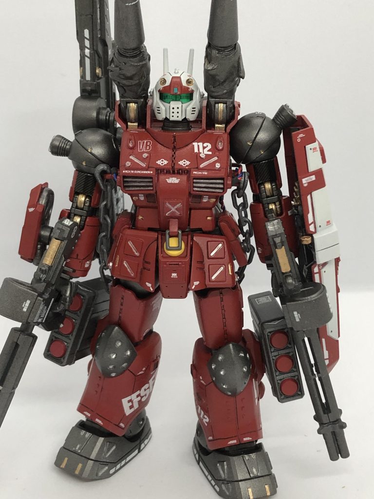 正面から。前面はシンプルに装甲板の追加とディテールの追加をしました。関節は赤鉄色を使用することで重厚感が出たかなと思います。差し色はゴールドとシルバーでシンプルにまとめました。