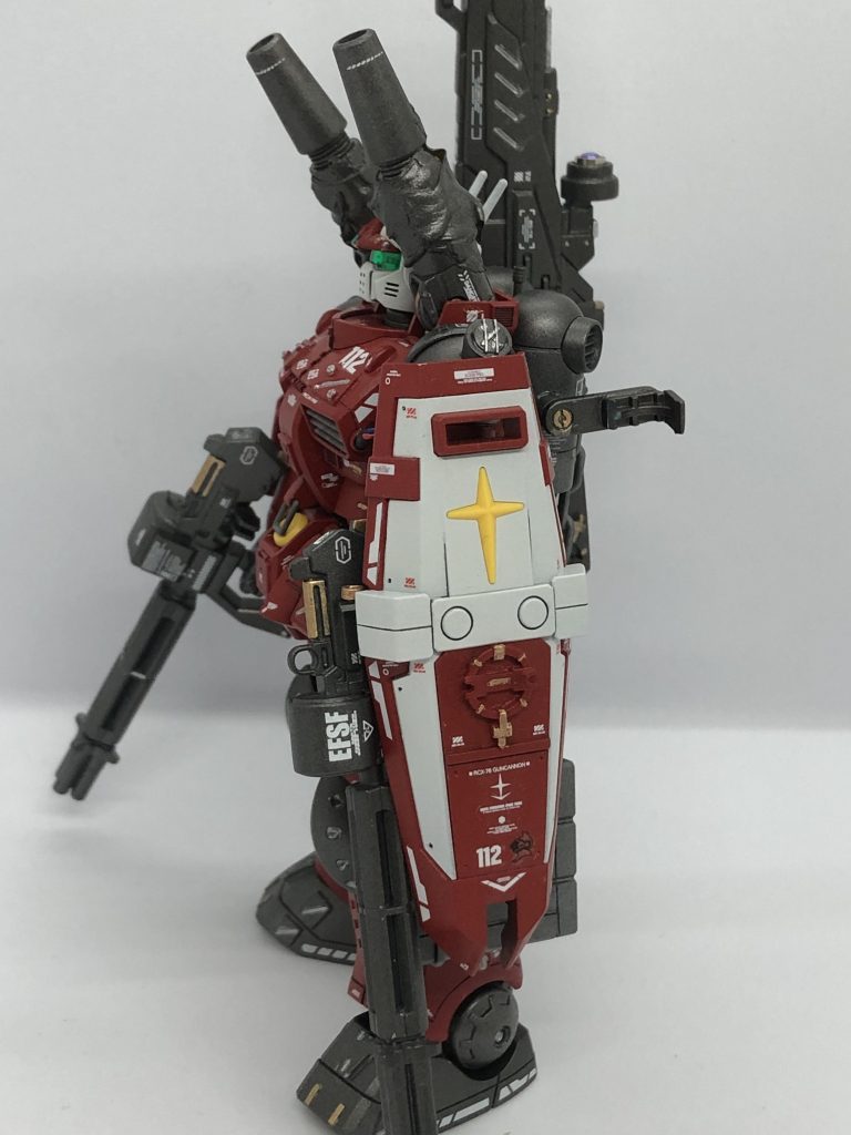 まずはフル装備状態での右側から。シールドの真ん中には立体でエンブレムを付けてみました。メカトロウィーゴのジャンクパーツを貼り付けて塗装してみたのですが、違和感なく仕上がりました。