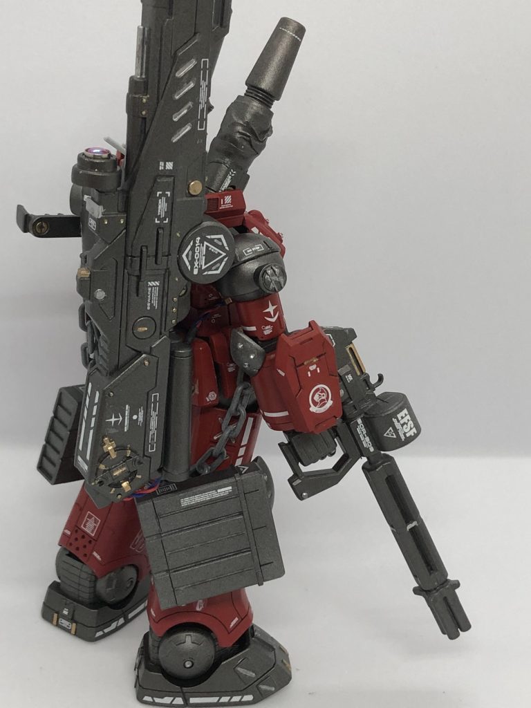 左側から。バックパックには長距離ビームキャノンを装備。ここにもシールドと同じエンブレムを付けています。