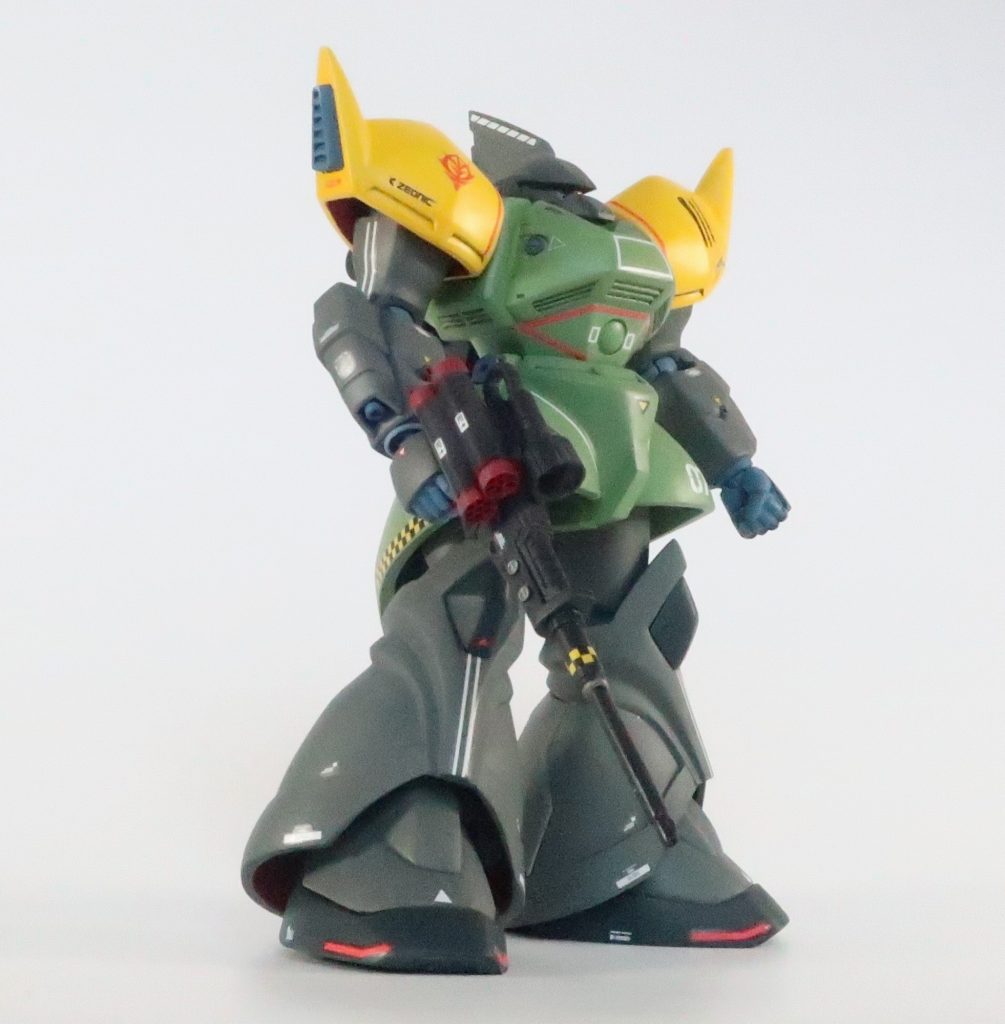 評価試験機なので両肩を鮮やかなイエローに塗装。デカールも多めにしています。