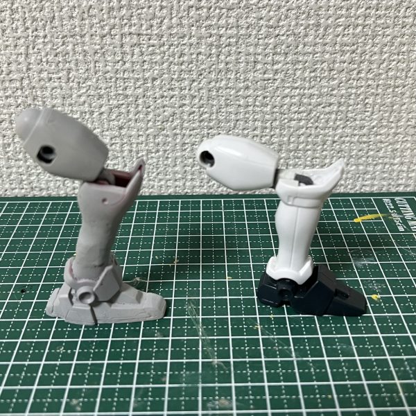 ふらっと仕事の休憩中に見つけたブログで旧キットトールギスからトールギスＦっぽいものを製作されてた方のブログを拝見して現状だと関節が動かなくてポージングが微妙だった腰と膝関節のヒントが得られたので早速やってみました。内容は。ポリキャップの膝関節を真ん中でギッチョンして5mm延長。瞬着と硬化スプレー様々です。結果膝がかなり曲がるようになったので良きな感じになりました。あとは0.1mmプラ板がゲットできたら接合部を隠しつつ後はめ加工ができるか実験して問題なければ本採用。膝ポリキャップの後はめいい方法があればコメントで教えて欲しいです。（2枚目）