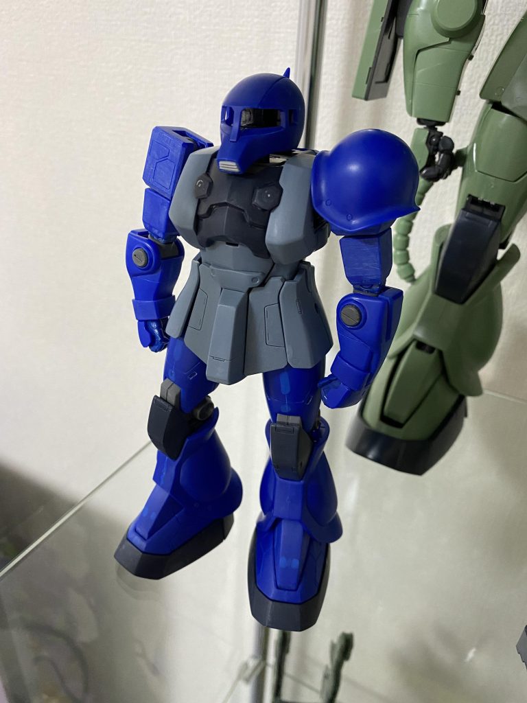 塗装してしまってるので、違いがあまり分かりませんが、ランバラル専用機です。数年前にたまたま中古ショップで売られてたのを、運よく手に入れたものです。加工としては合わせ目処理、後ハメ加工、もともとあったモールドをスジ掘り、頭の吸気口のダクトはなにかのバーニアを加工して取り付けた気がします。腕の突起部はスジ掘りしようとして失敗したので、隠すために貼り付けたものです。割と自然に出来たので気に入ってます。