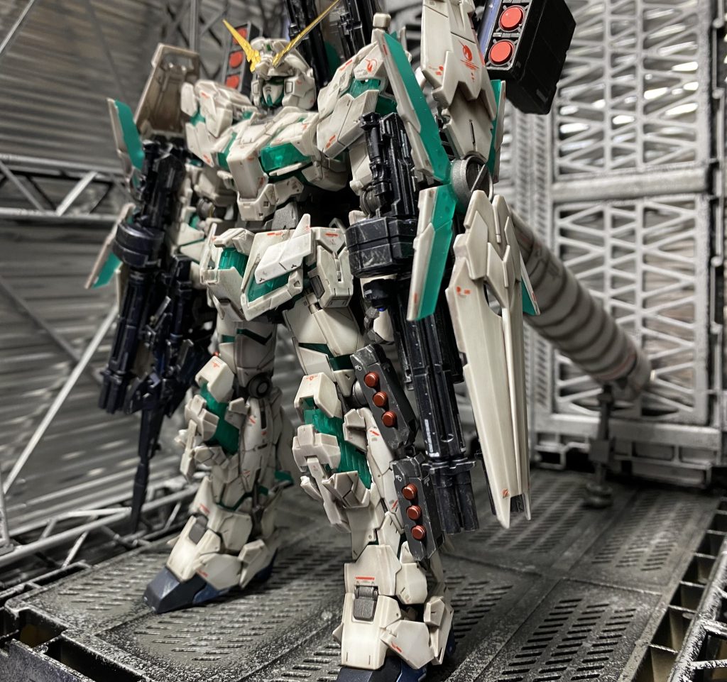 外装白パーツとサイコフレームは、成形色のまま艶消しトップコート武器等の黒色パーツは、ガイアノーツ、プリズムブルーブラック艶無しミサイルの外装をメカサフスーパーヘビィミサイルの赤を艶無しキャンディ塗装アンテナ部をガイアノーツ、スターブライトゴールドブルー部をクレオス、メタルダークブルーネイビー部をメタルダークブルーとブラックトップコート後、外装白パーツにクレオスのリアルタッチマーカーグレー2で汚し武器等は、タミヤのエナメル塗料フラットアルミでドライブラシ内部フレームをガイアノーツのエヴォガンメタを使用しましたが.....関節がめっちゃ硬くなってしまいポージングが絶望的にorz