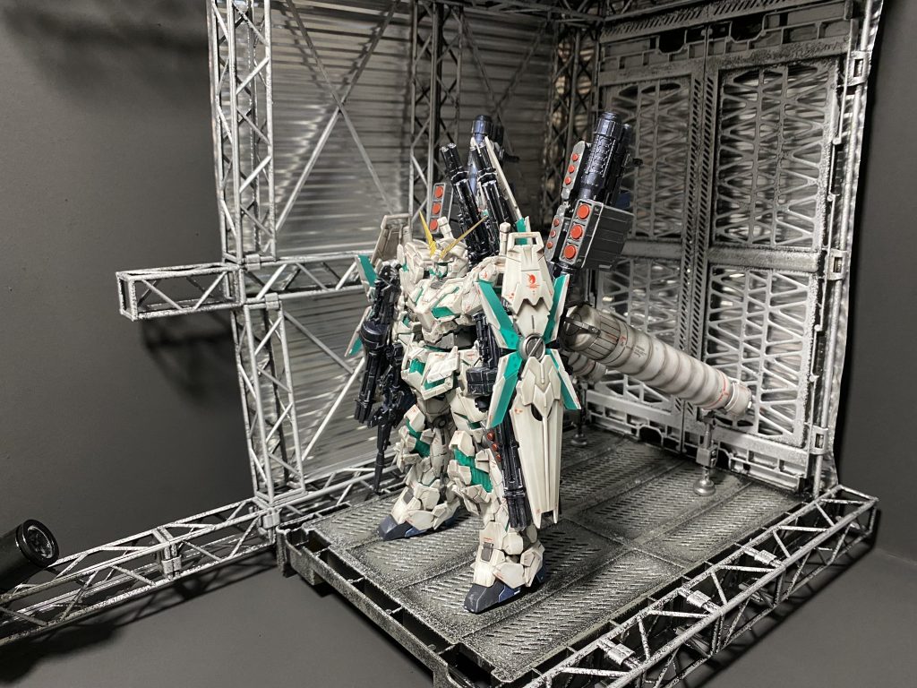 今回初めてジオラマを作成しました鉄骨とプラ角以外は百均で揃えました!百均のコンテナ(ポリプロピレン)だったので接着剤の使い分けがめんどかった_(:3」z)_