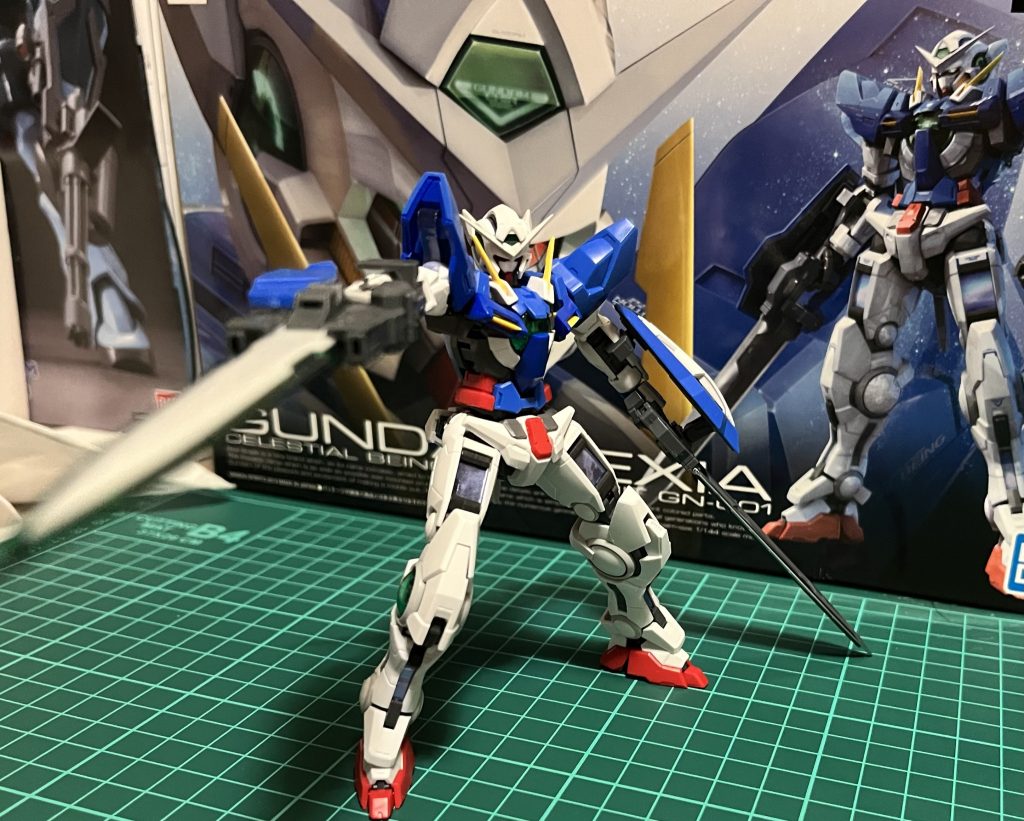 OOの方の武器は右手にしか持たせられそうになかったのでエクシアの武器の固定ピンを切り飛ばして左手に持たせられるようにしています。塗装やらデカール類は苦手だからいつか上手くなってから貼る💦