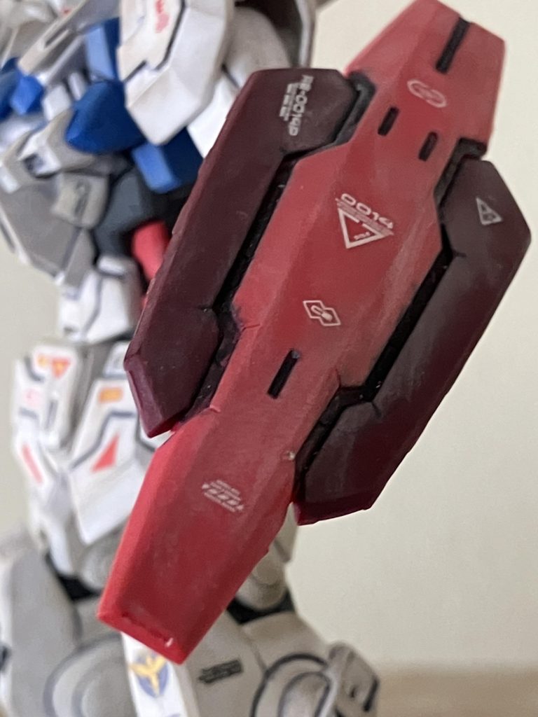アストレア専用 シールドは 購入しましたら シールドが 接着していたので 塗装は しないで そのまま の色で 使用しました。