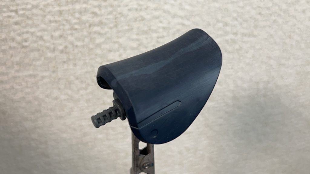 肩は先に組み、肩アーマーの合わせ目を消してからシールドを後はめしています。