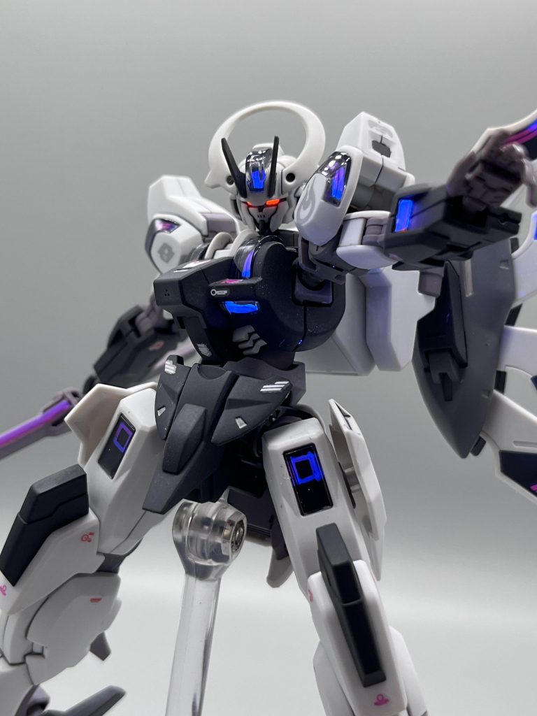 モノアイも蛍光ピンクで塗りました。