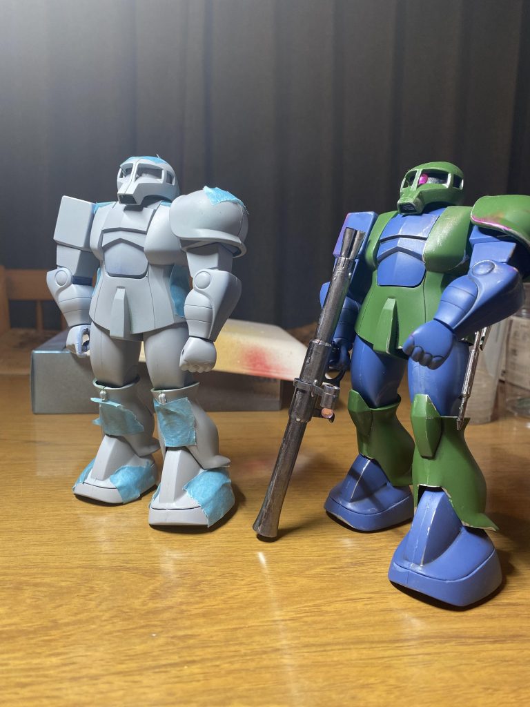 サフと仮組。隣は成形色。