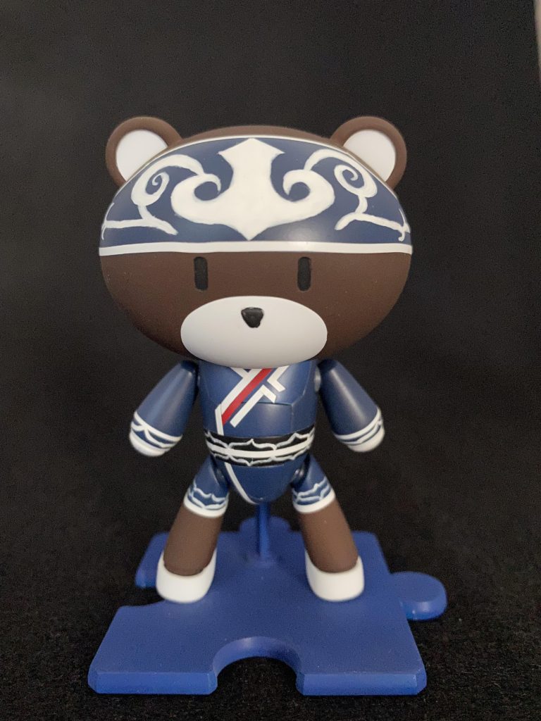 各ラインはフィニッシュシートの細切りを使用し、文様はエナメル塗料で手描きしています。