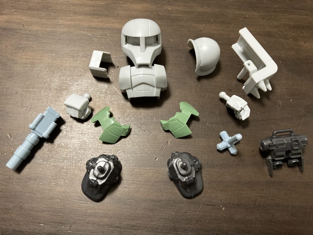 とりあえずこの状態からスタート。足、マゼラトップ砲、ランドセルなどは、ザクⅡ(フル装備型)のあまりパーツを流用。