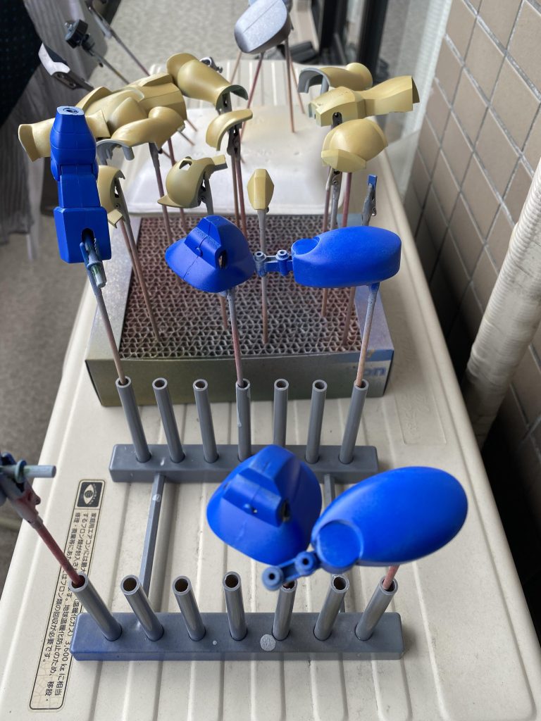 再度バラして塗装。今日は天気が良くてよく乾く。