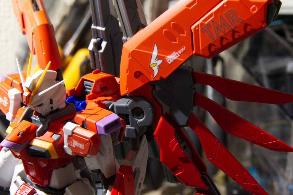 デカールはほとんど貼っていませんが羽根にF.A.I.T.HのエンブレムとT.M.Rのデカールをそして、ザフトの金デカールなども貼っています。かっこいい