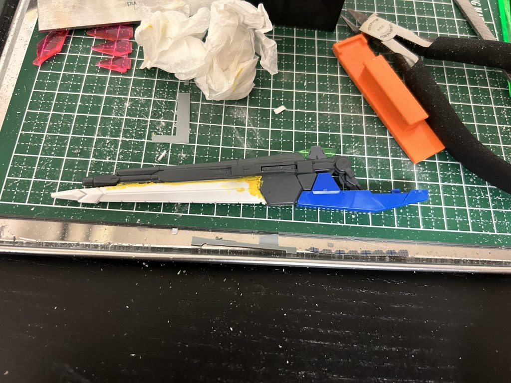 初めてオリジナルで武器を作成してみました見た目通り切って貼っただけですが、プラ板やパテを使い接着しています