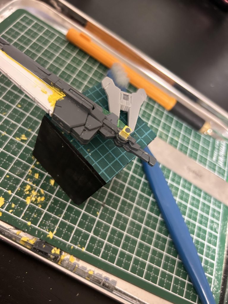 腰部のハードポイントに懸架する為にパテで接続部もセミスクラッチしました塗装ハゲするので塗った後はつけた事ないです...