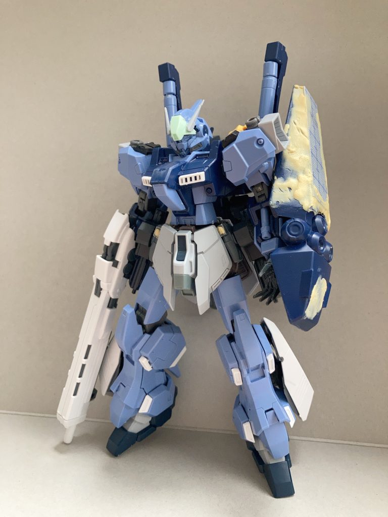 シナンジュスタインのパーツを用いて、尖ったデザインをシンプルにしてます。