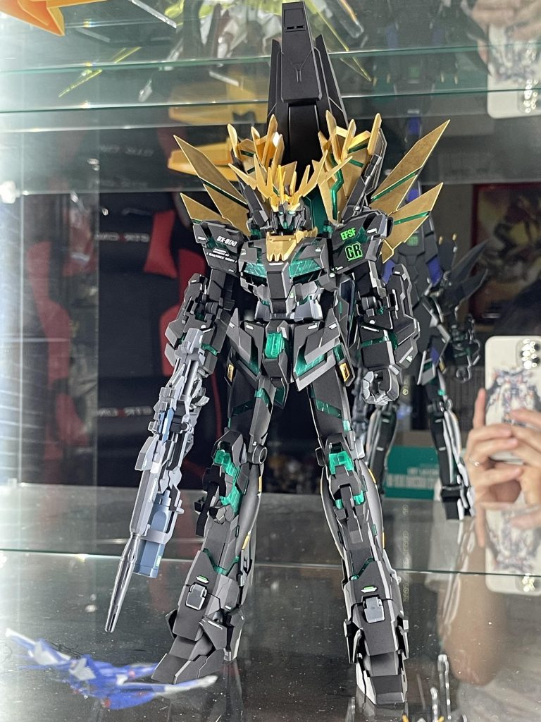 そしてついに変身🦁プラモデルだと元が紺色っぽいバンシィですが、個人的に気に入らなかったのでボディ全体をマットブラックで塗装しました。ゲタ部分はセミグロスブラック、下乳は塗装し忘れていたため急遽セミグロスブラックを筆塗りしました🖌️下っ腹の辺りに塗装ムラができてしまってショック。まだまだ腕を磨かなければいけませんね🙅‍♂️