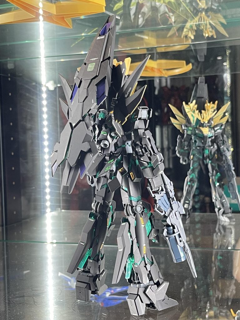 後ろ姿。アームドアーマーDEはパープルで少しオリジナリティを出しました🟣マスキングに苦労したのでドアップにすると色々バレます🤐ビームマグナムはガンシップグレイとネービーブルー。元の色に近く良いチョイスだったと思います。