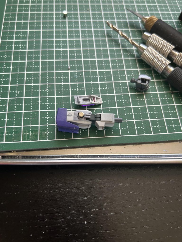 GNソードMブラスターが重すぎて保持できないのでネオジウム磁石の埋め込みでサポートしています初めて埋め込み加工もしましたがちょうどいいスキマがあり比較的簡単に終わりました