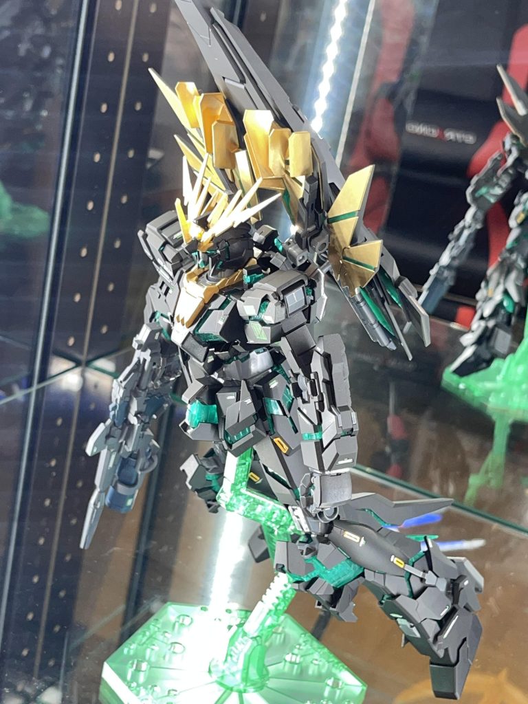 ゆらゆら漂っているポーズ。ビームマグナムにリボルビングランチャーが付いてるため重量が増し、手首の保持力が負けてしまいます。このキットの辛いところかなーこれは🤔アクションベースはクリアなものをメタリックグリーンで塗装してサイコフレームの色を意識しています🟢