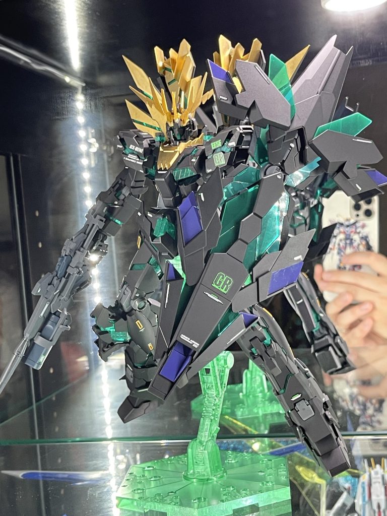 アームドアーマーDE展開。バンシィ・ノルンと言えばこのデカいシールドですね🛡️角やアームドアーマーXCはゴールドで塗装しています。これまたマスキングで苦労した箇所があり、がんばりました。