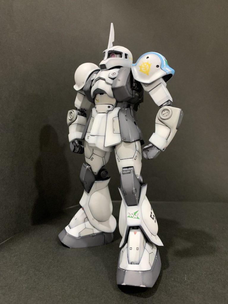 今回のテーマはグレーの塗り分けです。写真にするとなかなかに見づらいですが、外装はアルティメットホワイト(G)ニュートラルグレーⅠ(G)メカサフヘビー(G)アルティメットブラック(G)の4色です。フレームと武器はアイアン(C)にしました。