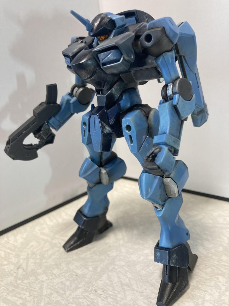 胴体の暗めの青は百式用に作った色の残り、手足の方の薄い青はヅダ用の余りですw