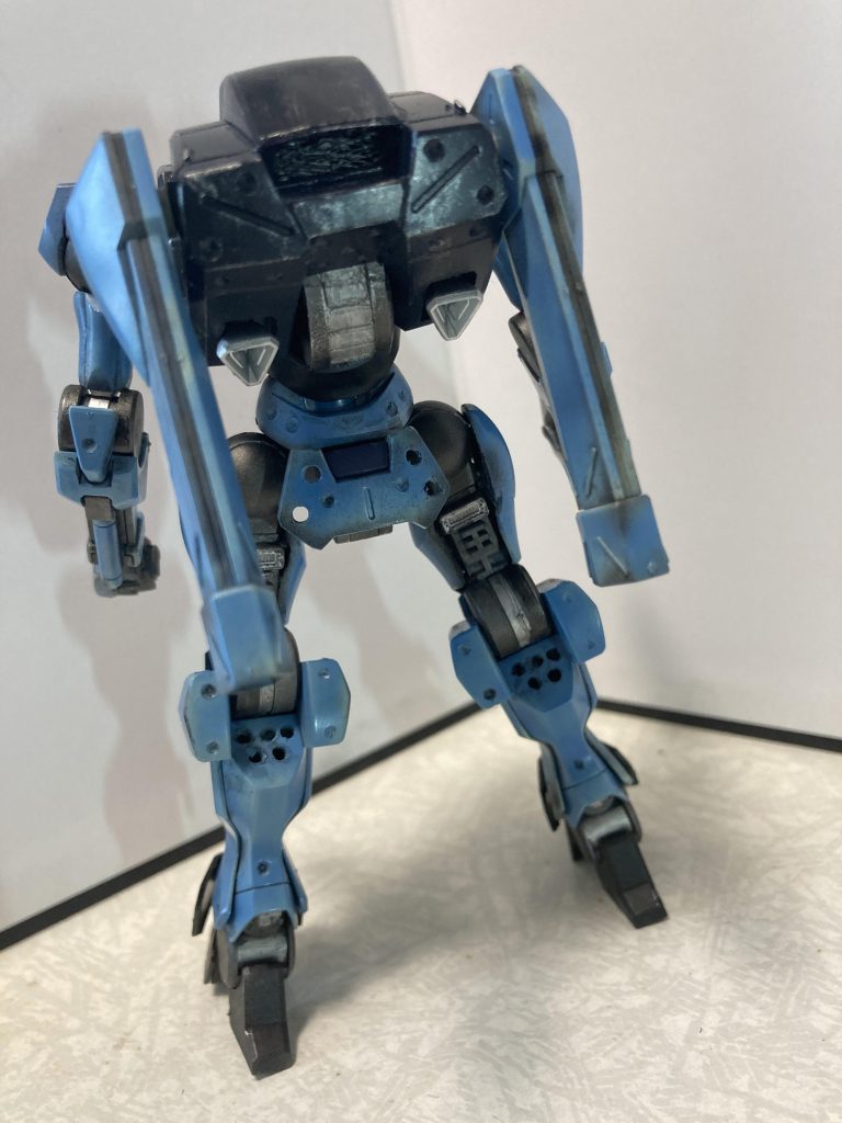 MSを使ったレース用と言うコンセプトで作っていた名残で、競技に影響のない背面装甲はあちこち削ったり剥がされてます。ふくらはぎ部分は足の構造を支える都合もありはがせなかったので、実際の自動車競技でよく見る、貧乏チューンの軽量化失敗例と思ってくださいw